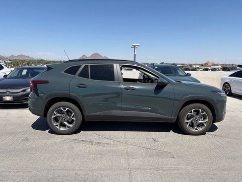 Used 2025 Chevrolet Trax LT FWD image 3