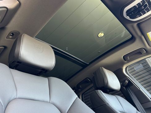 Certified 2025 Porsche Macan image 19