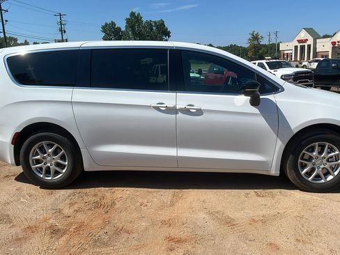 New 2026 Chrysler Voyager LX image 7