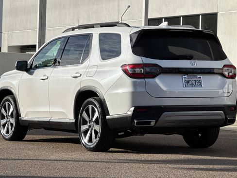 Certified 2024 Honda Pilot Touring image 3