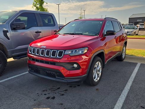 Used 2025 Jeep Compass Latitude AWD/4WD image 1