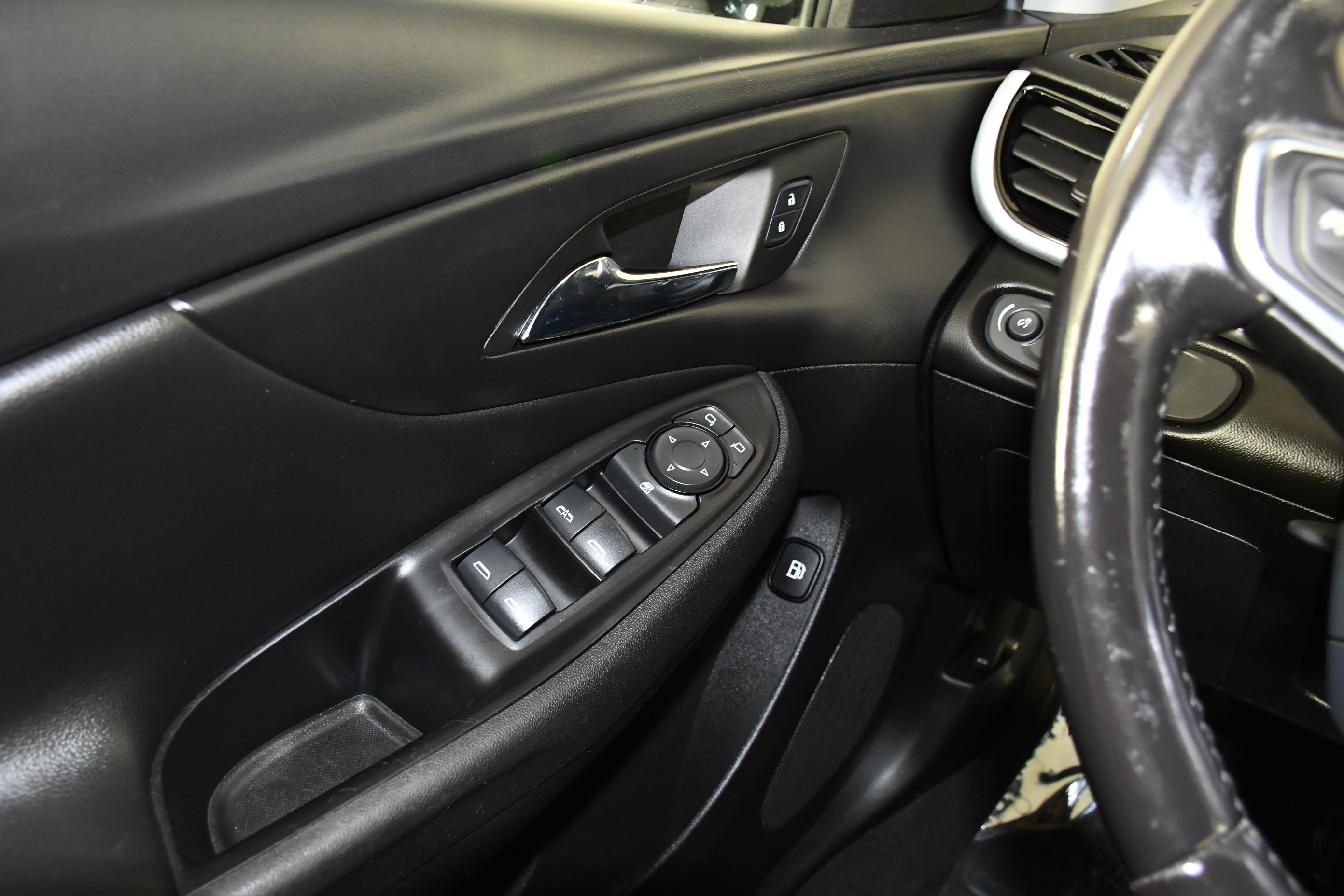 Used 2018 Chevrolet Volt LT w/ Comfort Package FWD image 30