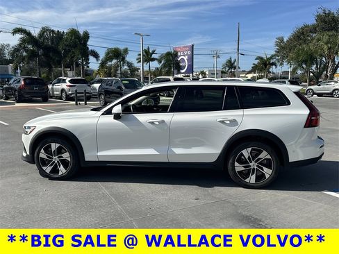 Used 2025 Volvo V60 B5 Cross Country Plus image 11