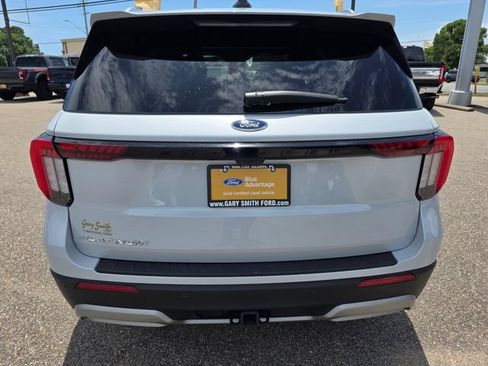 Certified 2025 Ford Explorer Platinum RWD image 7