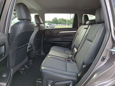 Used 2019 Toyota Highlander Plus AWD/4WD image 12