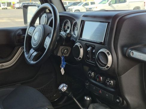 Used 2016 Jeep Wrangler Unlimited Sahara w/ Connectivity Group image 12