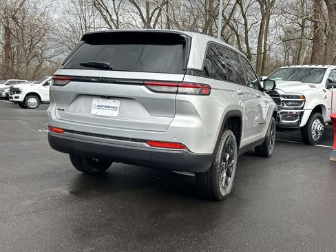 New 2026 Jeep Grand Cherokee Altitude image 17