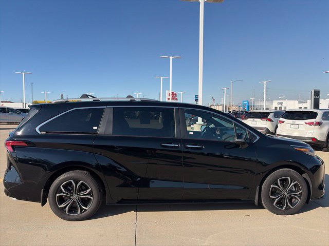 Used 2025 Toyota Sienna Platinum AWD/4WD image 8