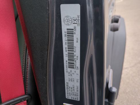 Used 2018 Jeep Wrangler Unlimited Rubicon w/ Connectivity Group image 34