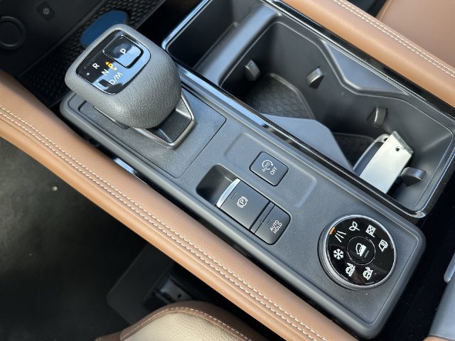 New 2026 Nissan Pathfinder Platinum w/ Accent Package AWD/4WD image 30