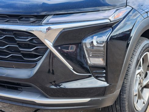 Certified 2025 Chevrolet Trax LT FWD image 10