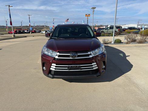 Used 2019 Toyota Highlander XLE image 2