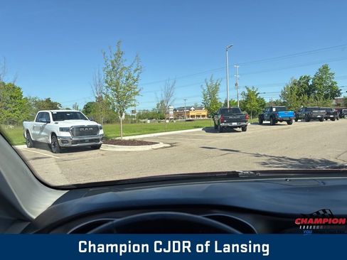 Used 2018 Chrysler Pacifica Touring-L Plus w/ Tire & Wheel Group image 23