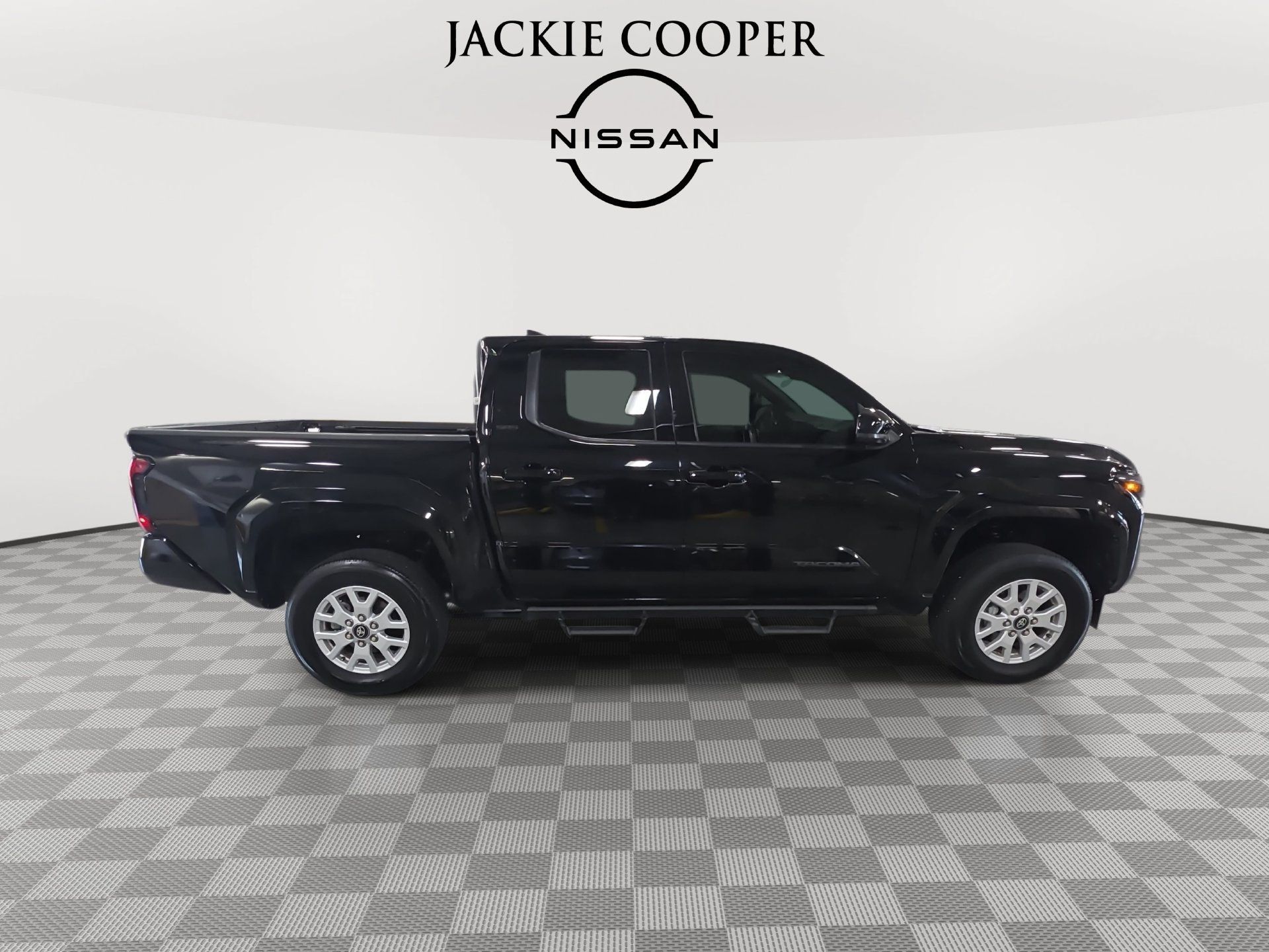 Used 2025 Toyota Tacoma SR5 AWD/4WD image 4