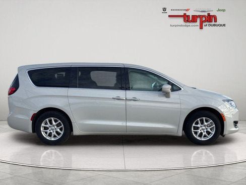 Used 2020 Chrysler Pacifica Touring image 6