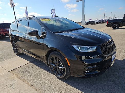 Certified 2024 Chrysler Pacifica Limited w/ S Appearance Package image 9