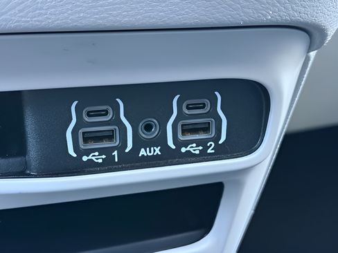 Used 2024 Chrysler Pacifica Touring-L FWD image 12