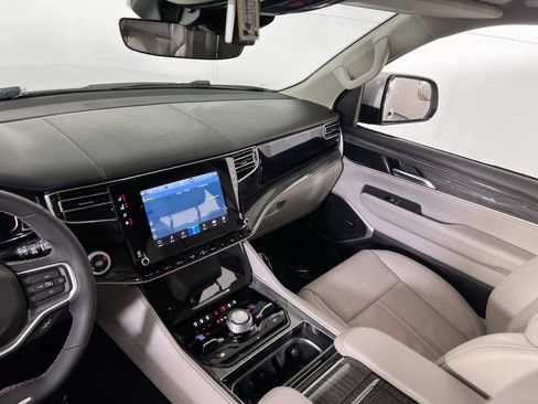 Used 2022 Jeep Wagoneer Series III w/ Flexible Seating Group image 23