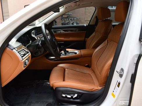 Used 2018 BMW 750i image 22
