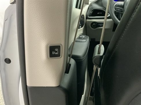 Used 2024 Chrysler Pacifica Touring-L image 22