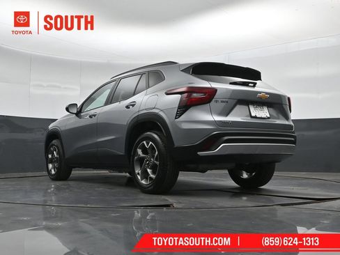 Used 2025 Chevrolet Trax LT w/ LT Convenience Package FWD image 42