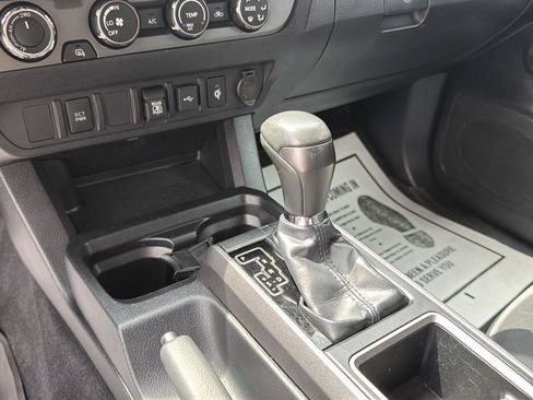 Used 2020 Toyota Tacoma TRD Sport AWD/4WD image 12