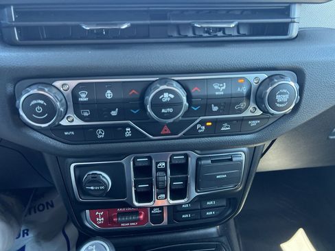 New 2025 Jeep Gladiator Sport image 32