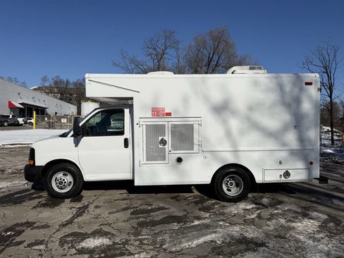 Used 2009 GMC Savana 3500 image 2