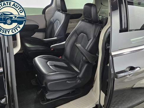 Used 2024 Chrysler Pacifica Limited FWD image 33