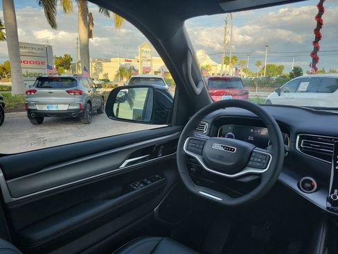 New 2025 Jeep Wagoneer 2WD w/ Convenience Group I image 15