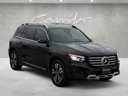 Used 2025 Mercedes-Benz GLB 250 4MATIC image 2