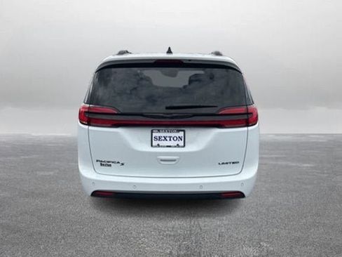 Used 2025 Chrysler Pacifica Limited FWD image 9