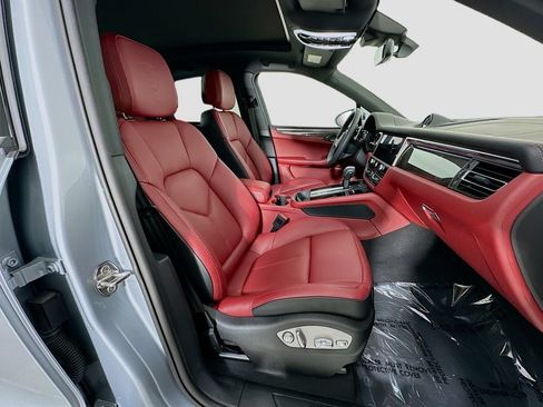 Certified 2025 Porsche Macan AWD/4WD image 30