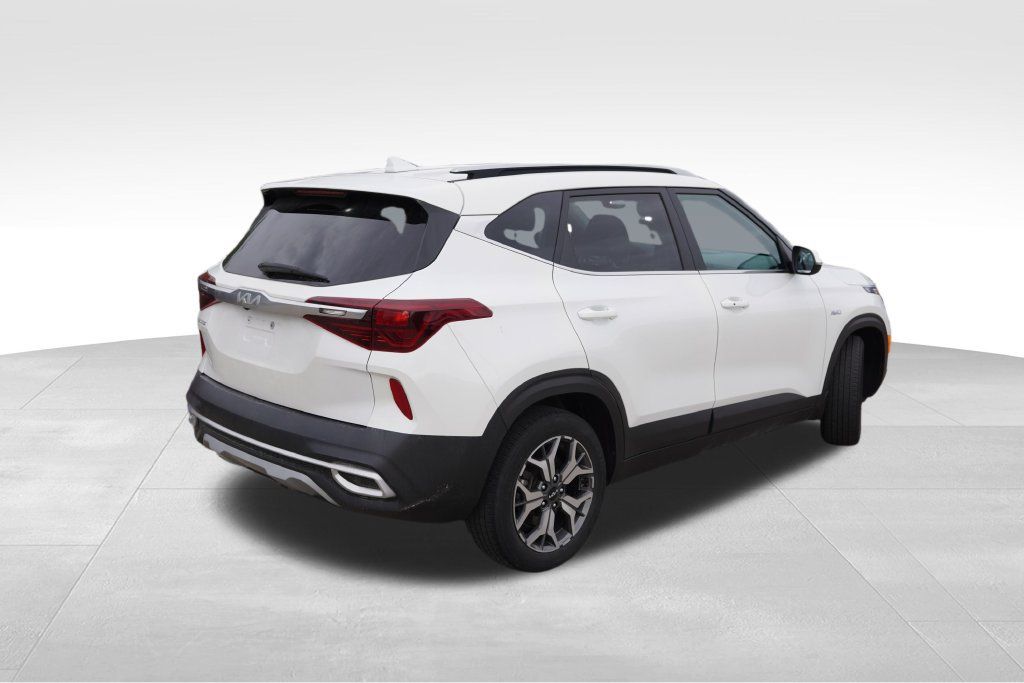 Certified 2023 Kia Seltos EX AWD/4WD image 3