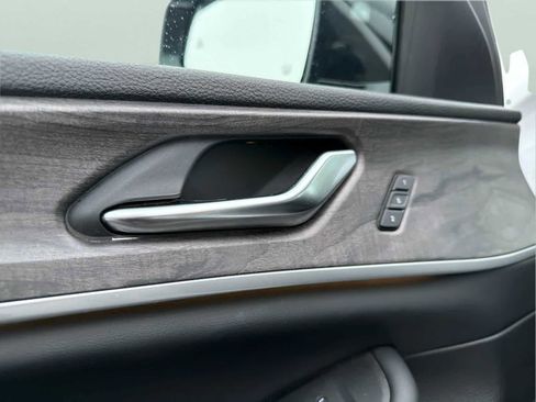 Used 2023 Jeep Grand Cherokee Limited image 13