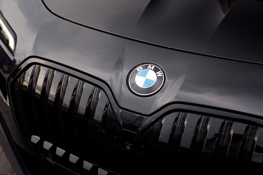 Used 2023 BMW 760i xDrive AWD/4WD image 4