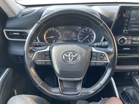 Used 2022 Toyota Highlander XLE image 16