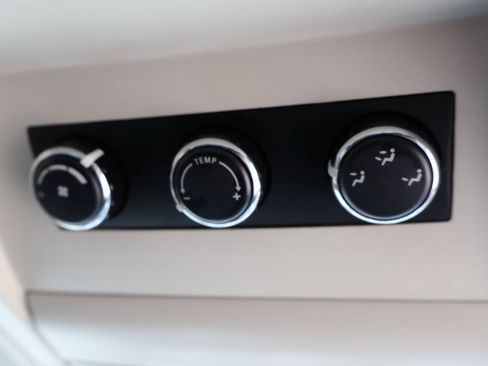 Used 2010 Volkswagen Routan SE FWD image 29