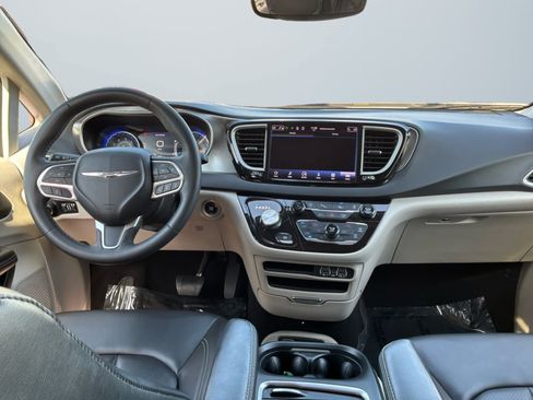Used 2023 Chrysler Pacifica Touring-L FWD image 10