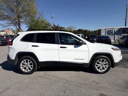Used 2017 Jeep Cherokee Sport image 4