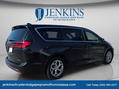 Used 2024 Chrysler Pacifica Limited FWD image 3