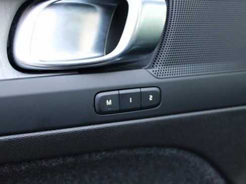 Used 2025 Volvo XC40 B5 Plus image 12