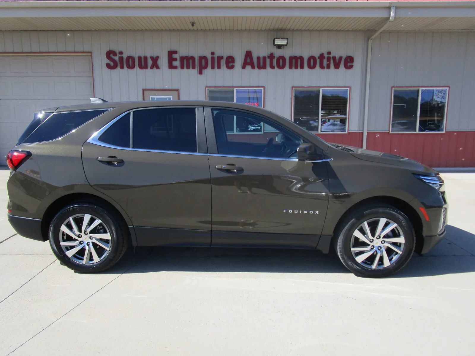 Used 2023 Chevrolet Equinox LT AWD/4WD image 2