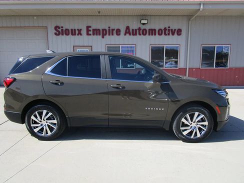 Used 2023 Chevrolet Equinox LT AWD/4WD image 2