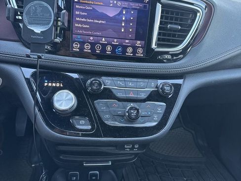 Used 2019 Chrysler Pacifica Limited w/ Advanced Safetytec Group FWD image 3