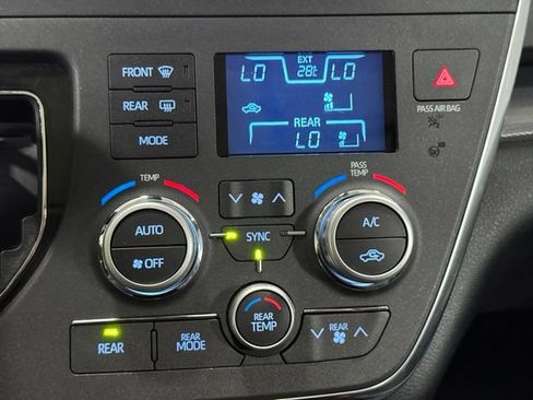Used 2018 Toyota Sienna SE FWD image 22