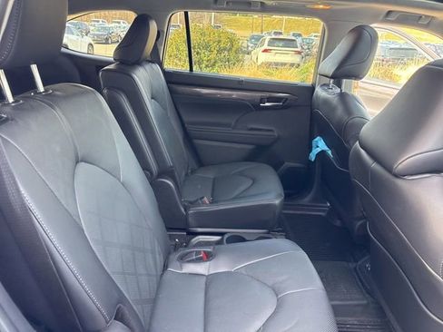 Used 2025 Toyota Highlander Platinum image 32