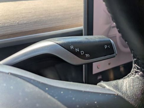 Used 2022 Tesla Model Y Long Range image 21