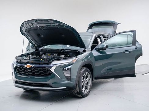 Used 2025 Chevrolet Trax LT w/ Driver Confidence Package image 17