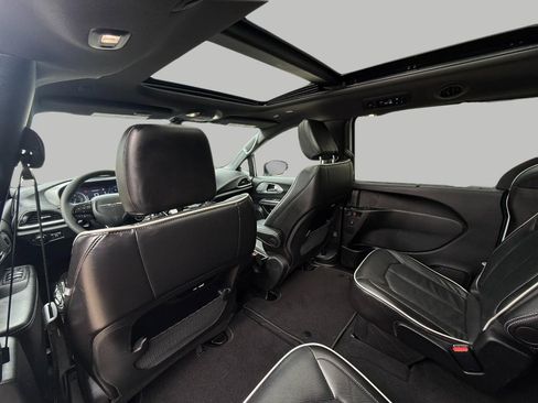 Used 2025 Chrysler Pacifica Limited FWD image 30